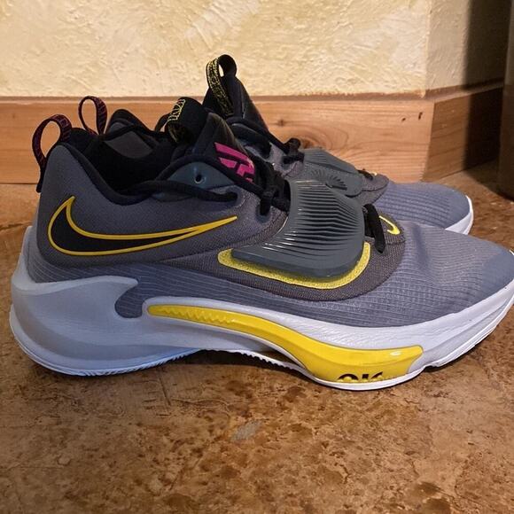 NIKE men’s grey and yellow Giannis‎ Zoom Freak 3 basketball sneaker shoes main image 9